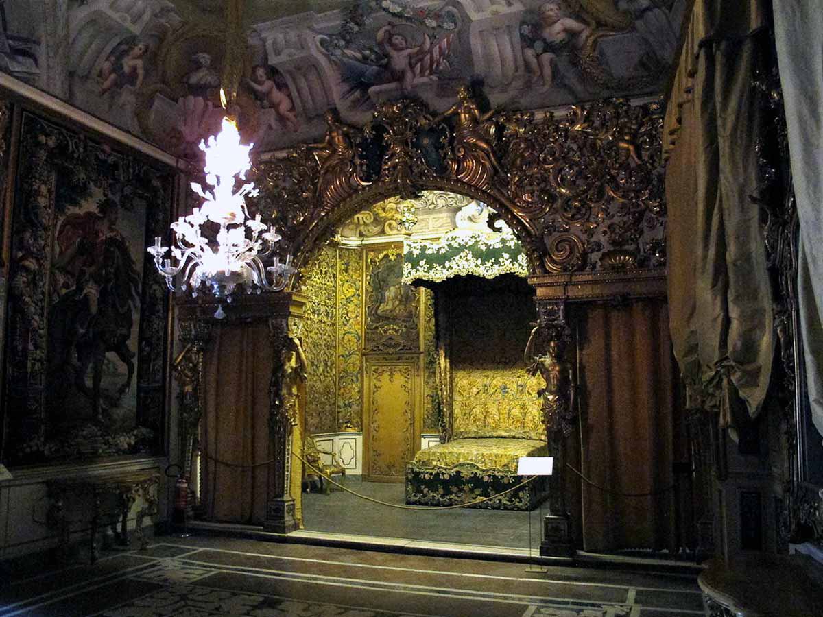 The alcove bedroom at Palazzo Mansi
